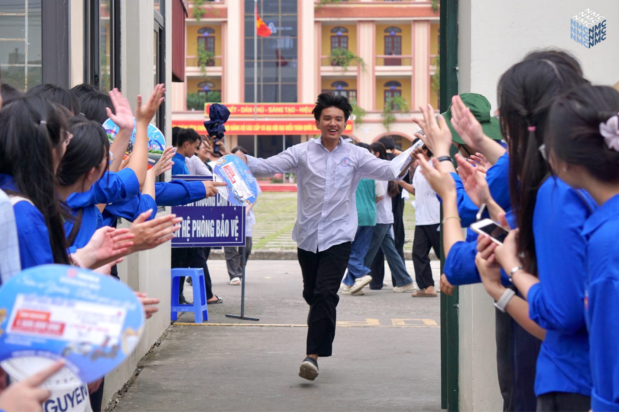 Nhấn để phóng to